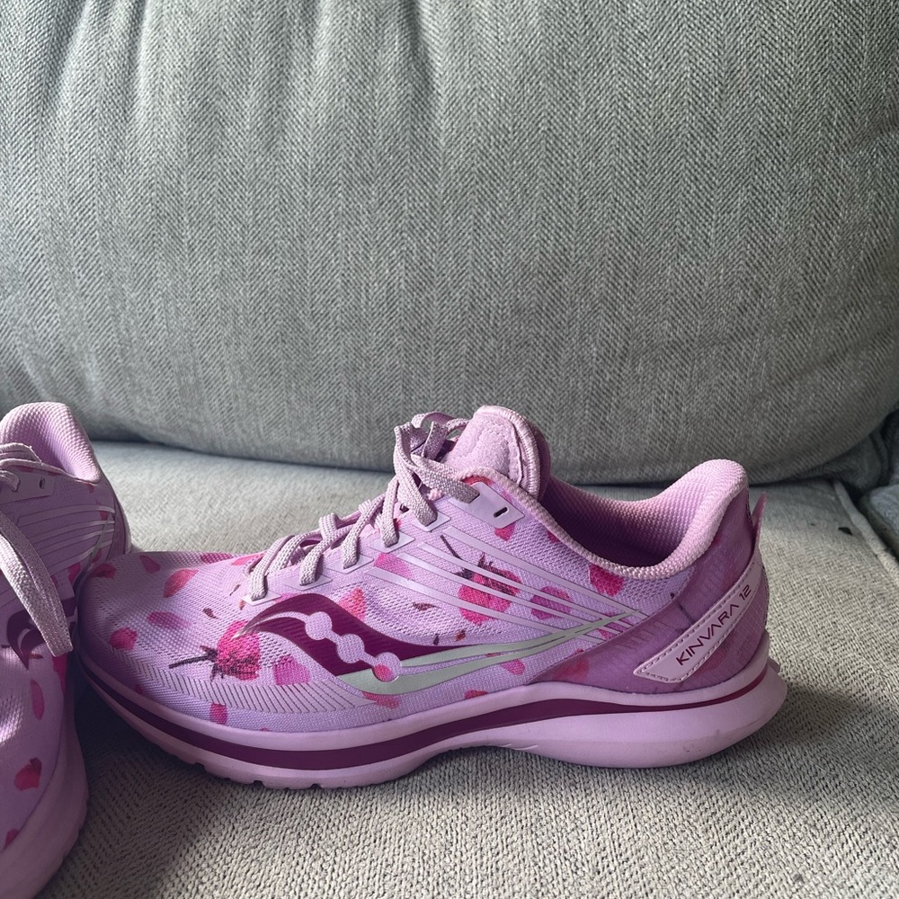 Saucony Kinvara 12 ATLANTA CHILDRENS HOSPITAL Lexy Pink Rose NWOT
